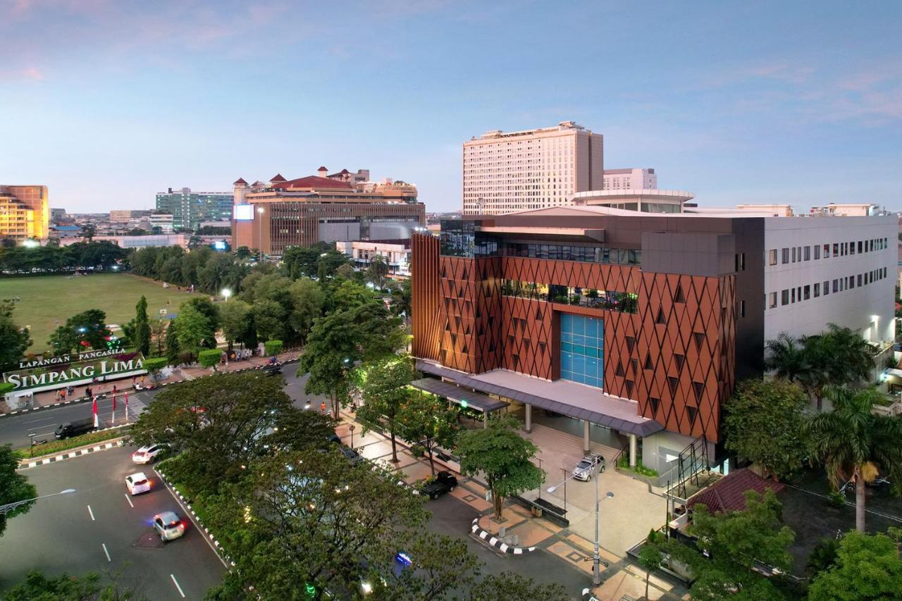 Отель Ibis Styles Semarang Simpang Lima Экстерьер фото