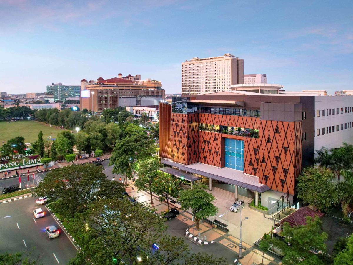 Отель Ibis Styles Semarang Simpang Lima Экстерьер фото